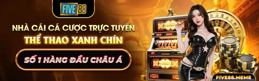 Cầu thủ bóng đá đang thi đấu trên sân cỏ xanh mướt